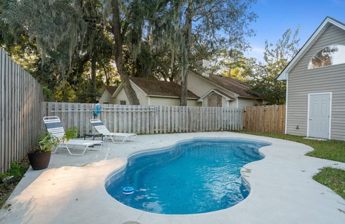 Savannah House | Spacious 4 Bedrooms with PRIVATE POOL & enclosed PATIO between Downtown & Tybee