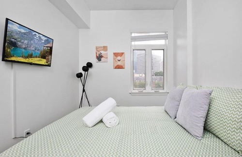 Charlotte Center City Apartment | Spacious 4 Bed - 2 Mins to Stadium - Free Parking - Gym - Views