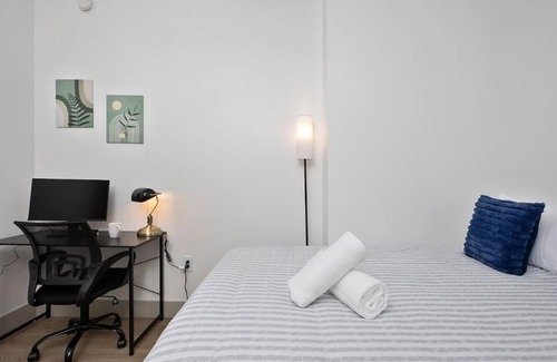 Charlotte Center City Apartment | Spacious 4 Bed - 2 Mins to Stadium - Free Parking - Gym - Views