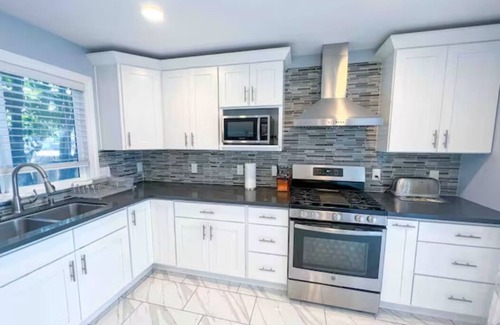 Santa Clara House | Spacious 4 Bed/4 Bath 2300ft Home Centrally-Located in heart of Silicon Valley