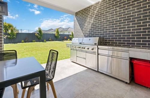 Orange House | Spacious 4-Bed Holiday Getaway
