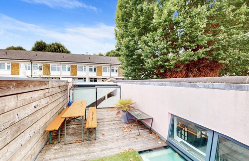 Mile End House | Spacious 4 Bed Home - 5 min walk to 2 Stations