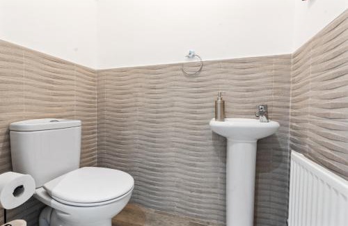 Manchester House | Spacious 4-Bed Home Near City Links