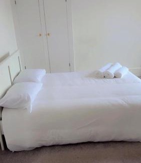 Eastbourne House | Spacious 4-Bed Home R&B STAYS Welcomes You