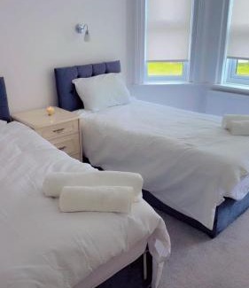Eastbourne House | Spacious 4-Bed Home R&B STAYS Welcomes You