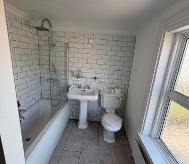 Eastbourne House | Spacious 4-Bed Home R&B STAYS Welcomes You