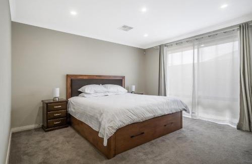 Byford House | Spacious 4-Bed House with Outdoor Area