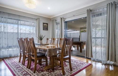 Byford House | Spacious 4-Bed House with Outdoor Area