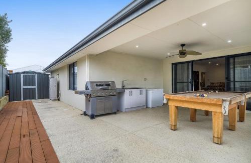 Byford House | Spacious 4-Bed House with Outdoor Area
