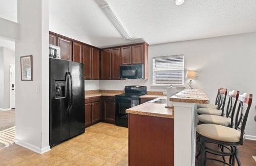 Northside House | Spacious 4-Bed Oasis with Patio & Games in Quiet Area