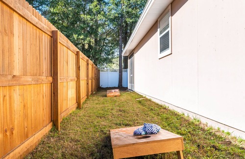 Northside House | Spacious 4-Bed Oasis with Patio & Games in Quiet Area