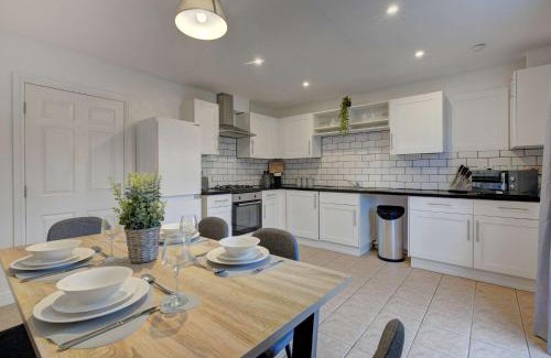 Whitestake House | Spacious 4 Bed Preston Home with Garden & Parking