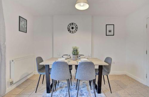 Whitestake House | Spacious 4 Bed Preston Home with Garden & Parking