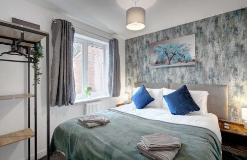 Whitestake House | Spacious 4 Bed Preston Home with Garden & Parking