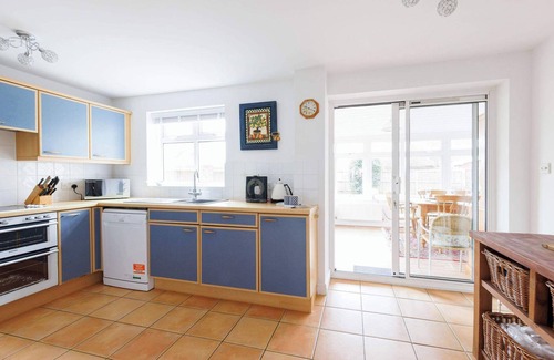 Selsey House | Spacious 4-Bed Seaside Retreat in Selsey