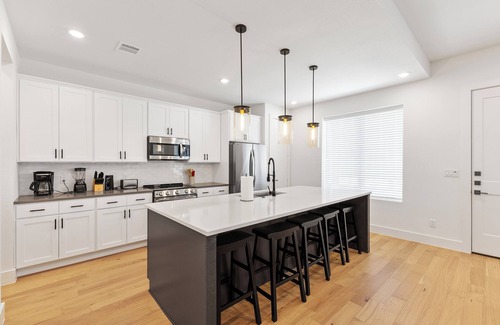 Quail Run Estates House | Spacious 4 Bed 4.5 Bath Sleeps 16 guests College Station - 2 miles to Kyle Field