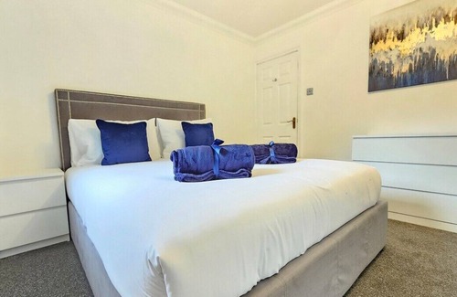 Pettits House | Spacious 4 Bedroom, Free Parking, Sleeps 7