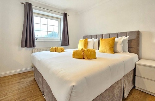 Pettits House | Spacious 4 Bedroom, Free Parking, Sleeps 7