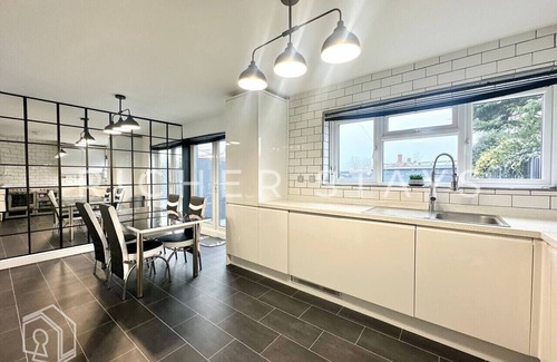 Havering House | Spacious 4-Bedroom Home | Driveway & Garden