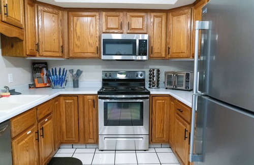 Windsor Heights House | Spacious 4-bedroom townhome in wonderful Windsor Heights with WiFi, AC