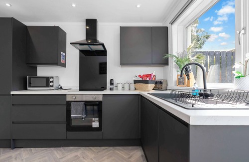 Livingston House | Spacious 4 bedroom home close to airport