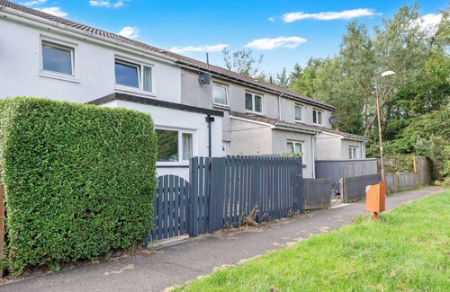 Livingston House | Spacious 4 bedroom home close to airport