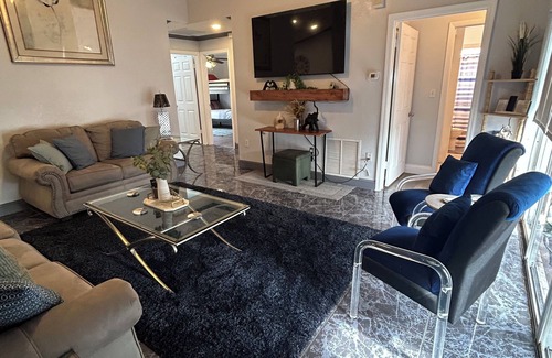 Miami Gardens House | Spacious 4 bedroom house with a sofa-bed in wonderful Miami Gardens with AC.