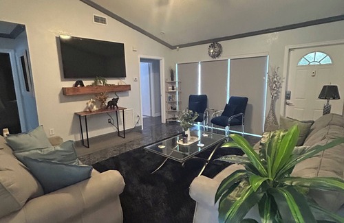 Miami Gardens House | Spacious 4 bedroom house with a sofa-bed in wonderful Miami Gardens with AC.