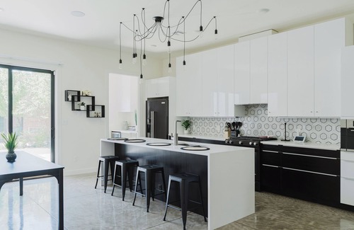Midtown House | Spacious 4-bedroom house near PAYCOM Oklahoma City with balcony views of OKC