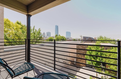 Midtown House | Spacious 4-bedroom house near PAYCOM Oklahoma City with balcony views of OKC