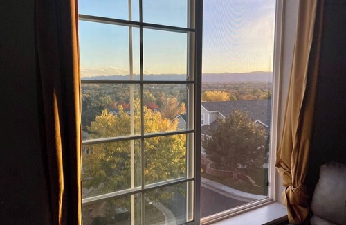 Lakewood House | Spacious 4-bedroom 3-bath townhome in Lakewood with Mountain Views