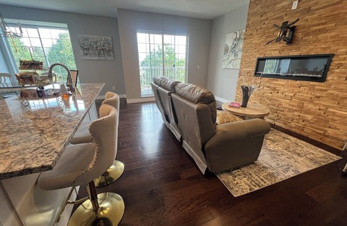 Lakewood House | Spacious 4-bedroom 3-bath townhome in Lakewood with Mountain Views
