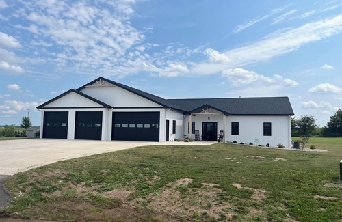 Forest Junction House | Spacious 4-bedroom/4 bath house with WiFi and AC in Kaukauna.