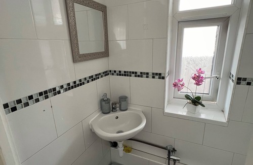 Limehouse Apartment | Spacious 4-bedroom apartment in London with WiFi