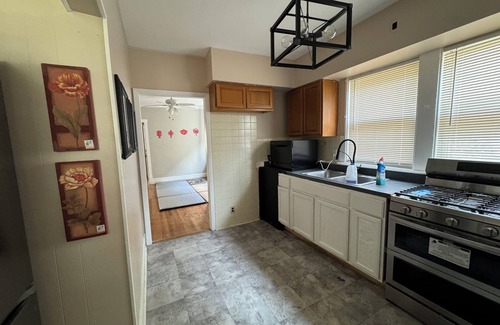 Albany Park Apartment | Spacious 4-bedroom apartment with fitness room, WiFi in delightful Chicago