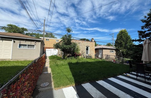 Albany Park Apartment | Spacious 4-bedroom apartment with fitness room, WiFi in delightful Chicago