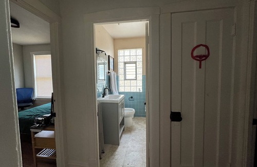 Albany Park Apartment | Spacious 4-bedroom apartment with fitness room, WiFi in delightful Chicago