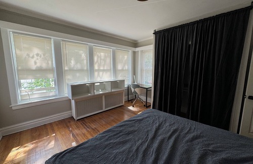 Albany Park Apartment | Spacious 4-bedroom apartment with fitness room, WiFi in delightful Chicago