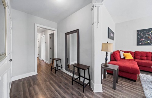 Woodlawn Apartment | Spacious 4-bedroom apartment in fabulous Chicago with WiFi, AC