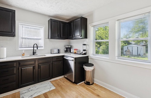 Lansing House | Spacious 4-bedroom building, and WiFi in wonderful Lansing