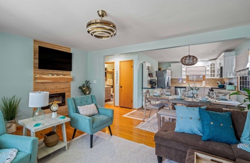 Racine House | Spacious 4-bedroom close to lake, large backyard, 2 king beds, great location