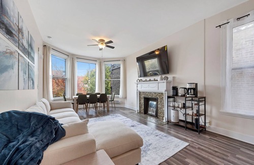 Wrigleyville Condo | Spacious 4-bedroom condo in wonderful Chicago with WiFi, AC