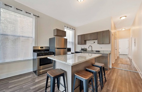 Wrigleyville Condo | Spacious 4-bedroom condo in wonderful Chicago with WiFi, AC