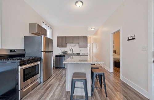 Wrigleyville Condo | Spacious 4-bedroom condo in wonderful Chicago with WiFi, AC