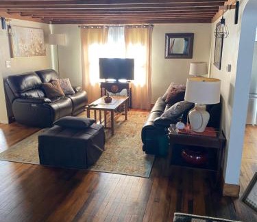 Flinton House | Spacious 4 bedroom Cottage close to Glendale Lake and State Park