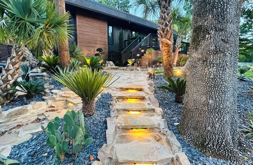 Atlanta House | Spacious 4-bedroom estate in Atlanta with Outdoor Fitness Area,Pool & Waterfall.