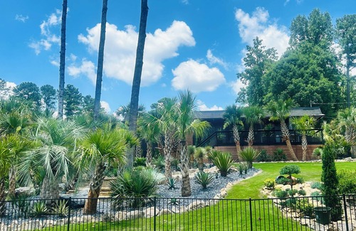 Atlanta House | Spacious 4-bedroom estate in Atlanta with Outdoor Fitness Area,Pool & Waterfall.