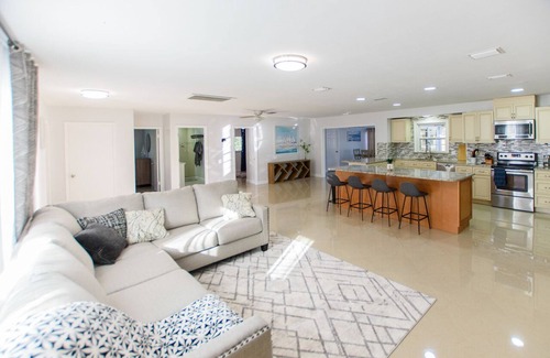 Villas House | Spacious 4 bedroom Fort Myers house , Pool, great for Families, Sports or Golf!