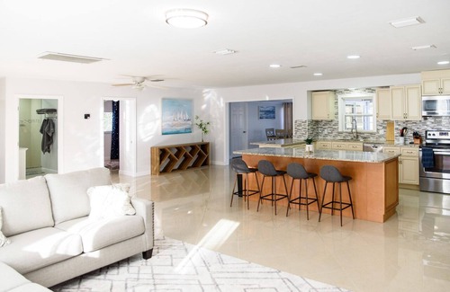 Villas House | Spacious 4 bedroom Fort Myers house , Pool, great for Families, Sports or Golf!