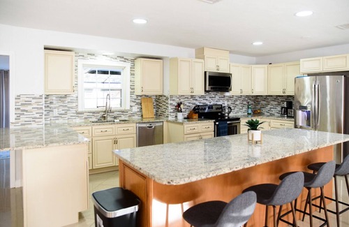 Villas House | Spacious 4 bedroom Fort Myers house , Pool, great for Families, Sports or Golf!
